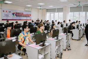 Các thí sinh tại Hà Nội chuẩn bị bước vào tranh tài sau buổi lễ. 