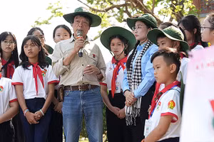 Ông Võ Điện Biên trò chuyện với các đại biểu Liên hoan "Chiến sĩ nhỏ Điện Biên" lần thứ 5 - năm 2024.