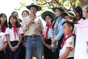 Ông Võ Điện Biên trò chuyện với các đại biểu Liên hoan "Chiến sĩ nhỏ Điện Biên" lần thứ 5 - năm 2024.