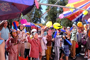 Thiếu nhi Lâm Đồng có hoàn cảnh khó khăn hân hoan vui chơi tại chương trình.