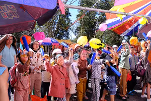 Thiếu nhi Lâm Đồng có hoàn cảnh khó khăn hân hoan vui chơi tại chương trình.