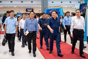 Chủ tịch Quốc hội Vương Đình Huệ và các đại biểu kiểm tra công tác chuẩn bị tổ chức Hội nghị Nghị sĩ trẻ toàn cầu lần thứ 9. (Ảnh: Duy Linh)