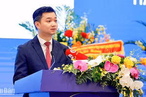 Bí thư Trung ương Đoàn Thanh niên Cộng sản Hồ Chí Minh Nguyễn Minh Triết báo cáo kết quả Tọa đàm "Tăng cường năng lực số cho thanh niên".