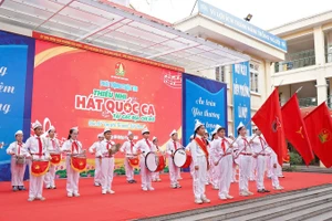 Thiếu nhi Thủ đô hát Quốc ca hưởng ứng Cuộc thi tại buổi lễ.