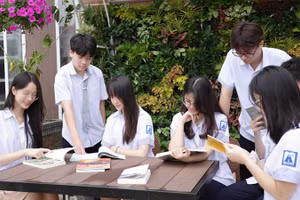 Học sinh Trường THPT chuyên Hà Nội - Amsterdam say sưa đọc sách ở không gian thư viện xanh.