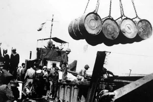 Chuyển hàng xuống tàu chi viện cho chiến trường miền nam. (Ảnh tư liệu)