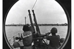 Tàu tuần tiễu của Tiểu đoàn 100, Trung đoàn 171 bảo vệ cầu Long Biên, tháng 5/1967. (Ảnh tư liệu)