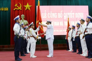 Chỉ huy Lữ đoàn 955 đón nhận Quân kỳ Quyết thắng trong Lễ công bố quyết định thành lập.