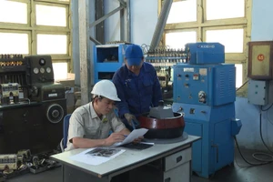 Cán bộ, nhân viên Phòng Kỹ thuật-Công nghệ, Nhà máy X46 đã nghiên cứu chế tạo thành công thiết bị tháo, kiểm tra, sửa chữa khối côn ma sát tiến ly hợp động cơ M500.