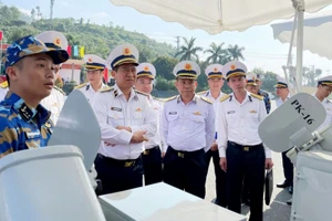 Thủ trưởng Bộ Tư lệnh Hải quân tham quan tàu của Lữ đoàn 172 trong Lễ ra quân huấn luyện năm 2025.
