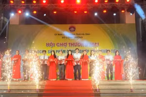 Đại diện lãnh đạo các sở, ngành, địa phương ở Hà Tĩnh cắt băng khai mạc hội chợ.