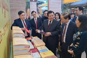 Đồng chí Nguyễn Xuân Thắng tham quan gian trưng bày sách.