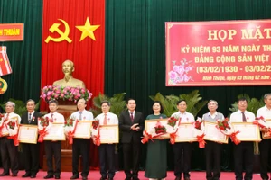 Thừa ủy quyền của Chủ tịch nước, đồng chí Phạm Văn Hậu, Phó Bí thư Thường trực Tỉnh ủy, Chủ tịch Hội đồng nhân dân tỉnh trao Huân chương Lao động hạng Nhì cho các cá nhân tại buổi họp mặt.