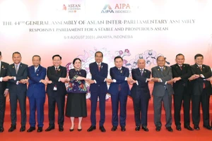 Chủ tịch Quốc hội Vương Đình Huệ và Tổng thống Indonesia Joko Widodo, Chủ tịch Hạ viện Indonesia, Chủ tịch AIPA 2023 Puan Maharani cùng đại biểu chụp ảnh lưu niệm. (Ảnh: Doãn Tấn/TTXVN)