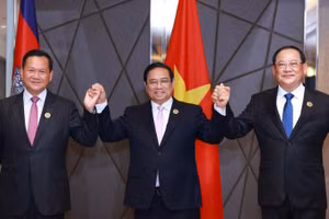 Thủ tướng Phạm Minh Chính cùng Thủ tướng Lào Sonexay Siphandone và Thủ tướng Campuchia Hun Manet. (Ảnh: DƯƠNG GIANG/TTXVN)