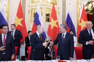 Chủ tịch nước Tô Lâm và Tổng thống Vladimir Putin cùng nâng ly chúc mừng. (Ảnh: Nhan Sáng/TTXVN)