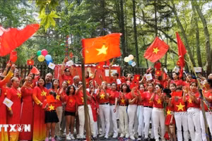 Tiết mục văn nghệ của con em người Việt tại Cyprus. (Ảnh: TTXVN phát)