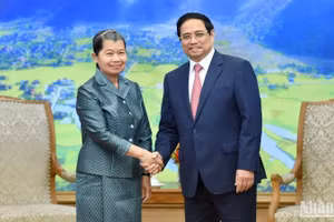 Thủ tướng Phạm Minh Chính đón Phó Thủ tướng, Bộ trưởng Bộ Quan hệ với Quốc hội-Thượng viện và Thanh tra Campuchia Men Sam An.