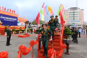 Các tân binh bước lên cầu Vinh Quang với nụ cười rạng rỡ, tự hào.