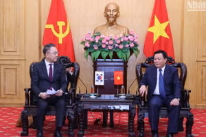 Đồng chí Nguyễn Xuân Thắng, Ủy viên Bộ Chính trị, Giám đốc Học viện Chính trị quốc gia Hồ Chí Minh, Chủ tịch Hội đồng Lý luận Trung ương tiếp ngài Kim Chae-Hwan, Chủ tịch Viện Phát triển Nguồn nhân lực quốc gia Hàn Quốc. 