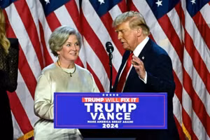 Bà Susie Wiles có mặt cùng Tổng thống Donald Trump trên sân khấu khi ông tái đắc cử. (Ảnh: The Times)