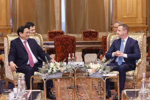 Thủ tướng Chính phủ Phạm Minh Chính hội kiến Chủ tịch Hạ viện Romania Alfred Simonis. (Ảnh: Dương Giang/TTXVN)