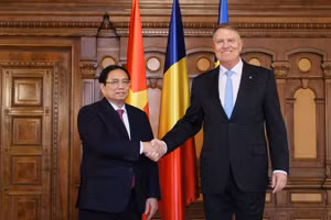 Thủ tướng Phạm Minh Chính hội kiến Tổng thống Romania Klaus Iohannis. (Ảnh: Nhật Bắc)