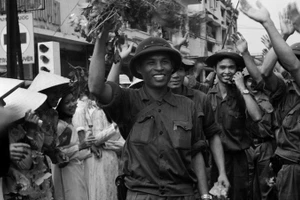 Trong ảnh: Quân giải phóng tiến vào thành phố Đà Nẵng trong sự chào đón hân hoan của các tầng lớp nhân dân. (Ảnh: Quang Thành/TTXVN)