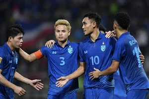 Đội trưởng Thái Lan Theerathon Bunmathan, số 3, tiền đạo Teerasil Dangda, số 10, và các đồng đội. (Nguồn: Bangkok Post)