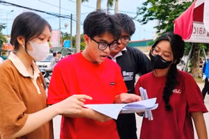 Thí sinh trao đổi về đề thi môn Ngoại ngữ.