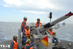 Hoạt động huấn luyện, bắn đạn thật trên biển của Bộ Tư lệnh Vùng 2 Hải quân. (Ảnh: TTXVN)