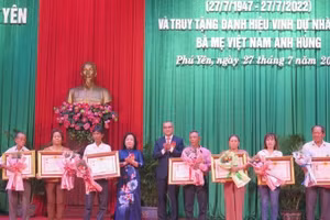 Truy tặng vinh dự Nhà nước Bà mẹ Việt Nam Anh hùng cho thân nhân 14 mẹ đã mất.