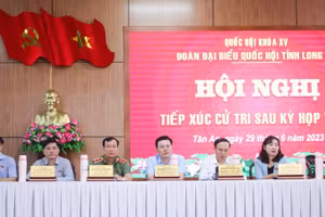 Đại biểu Quốc hội Trung ương và tỉnh tiếp xúc cử tri thành phố Tân An.