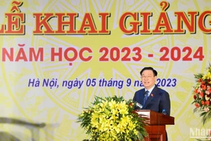 Chủ tịch Quốc hội Vương Đình Huệ phát biểu tại lễ khai giảng.