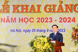 Chủ tịch Quốc hội Vương Đình Huệ phát biểu tại lễ khai giảng.