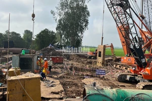 Lực lượng cứu hộ vẫn túc trực làm nhiệm vụ tại công trình.