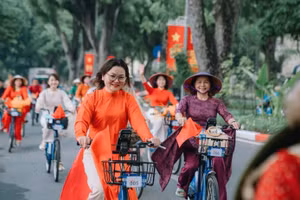 Chương trình đạp xe Áo dài kết nối di sản thu hút sự quan tâm của đông đảo du khách.