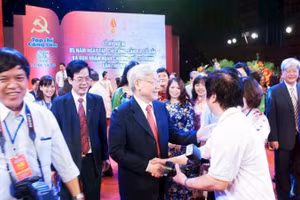 Tổng Bí thư Nguyễn Phú Trọng với các thế hệ cán bộ Tạp chí Cộng sản tại Lễ kỷ niệm 85 năm Ngày Tạp chí Cộng sản ra số đầu và đón nhận Huân chương Hồ Chí Minh lần thứ hai. (Ảnh: Tư liệu TCCS)