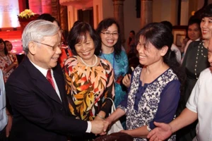 Tổng Bí thư Nguyễn Phú Trọng với các thế hệ cán bộ Tạp chí Cộng sản tại Lễ kỷ niệm 85 năm Ngày Tạp chí Cộng sản ra số đầu và đón nhận Huân chương Hồ Chí Minh lần thứ hai. (Ảnh: Tư liệu TCCS)