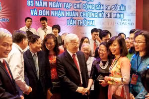 Tổng Bí thư Nguyễn Phú Trọng với các thế hệ cán bộ Tạp chí Cộng sản tại Lễ kỷ niệm 85 năm Ngày Tạp chí Cộng sản ra số đầu và đón nhận Huân chương Hồ Chí Minh lần thứ hai. (Ảnh: Tư liệu TCCS)
