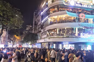 Biển người tham gia các hoạt động chào năm mới tại hồ Hoàn Kiếm.