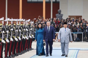 Tổng thống Indonesia, Chủ tịch Đảng Phong trào Indonesia vĩ đại (Gerindra) Prabowo Subianto tiễn Tổng Bí thư Tô Lâm và Phu nhân tại sân bay quân sự Halim Perdanakusuma, Jakarta. (Ảnh: Thống Nhất/TTXVN)