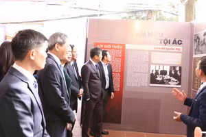 Lãnh đạo quận Ba Đình và người dân Thủ đô tham quan triển lãm “50 năm chiến thắng Hà Nội - Điện Biên Phủ trên không, quận Ba Đình viết tiếp trang sử vàng”.