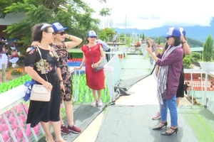 Hàng nghìn du khách đến Khu du lịch Tà Đùng, xã Đắk Som, huyện Đắk Glong, tỉnh Đắk Nông dịp Quốc khánh 2/9.