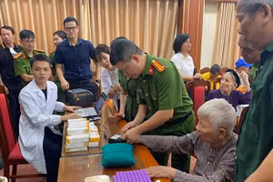 Lấy vân tay Mẹ Việt Nam anh hùng Nguyễn Thị Lộc 90 tuổi.