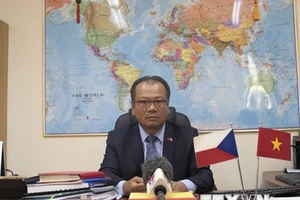 Đại sứ Việt Nam tại Cộng hòa Séc Thái Xuân Dũng trả lời phỏng vấn phóng viên TTXVN. (Ảnh: Ngọc Biên/TTXVN)