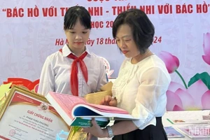 Cô Hiệu trưởng Trường trung học cơ sở Trần Phú (thành phố Thái Bình) chia vui với em Phạm Thảo Phương.