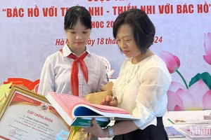 Cô Hiệu trưởng Trường trung học cơ sở Trần Phú (thành phố Thái Bình) chia vui với em Phạm Thảo Phương.