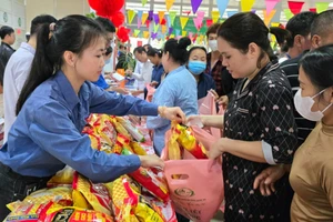 Bệnh nhân nghèo nhận quà tại Chương trình "Phiên chợ Tết 0 đồng".