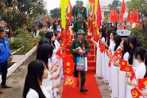 Thanh niên thành phố Tam Kỳ hăng hái lên đường nhập ngũ.